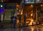 WUHAN. Pocas personas caminaban la noche de ayer por un sector que en tiempos normales es de mucho movimiento.