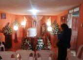 Un ataúd blanco recoge sus restos en medio de la sala de la casa de los padres en la parroquia San Miguelito del cantón Píllaro.