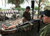 Recreación. un soldado ecuatoriano le cura las heridas a uno de sus compañeros en el campamento. La acción es una dramatización de lo vivido en el Alto Cenepa.