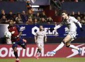 Pervis Estupiñán (i), lateral ecuatoriano del Osasuna, durante el remate de Rubén Rochina, del Levante.