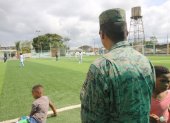 Normalidad. Con la presencia de militares, se creó una escuela de fútbol para niños y jóvenes.
