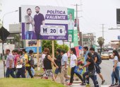 Vista de propaganda del candidato al congreso por el partido político "Acción Popular", Pedro Morales (c), en Lima.