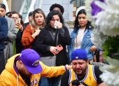 Admiradores de Kobe Bryant lloran por la muerte del basquetbolista.