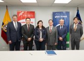 Autoridades de Corporación Favorita y BID Invest fimaron un acuerdo para el desembolso del dinero.