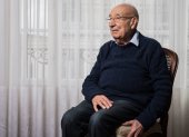 Raphaël Esrail, superviviente de Auschwitz, este sábado en su casa en París