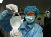 Las fábricas de mascarillas de Taiwán impulsan la producción para satisfacer la creciente demanda causada por el coronavirus.