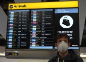 Un hombre usa una mascarilla en la terminal 4 del aeropuerto de Londres.