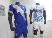 Las camisetas que utilizará Emelec en esta temporada, tienen un estilo moderno.