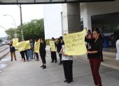 Nuevamente un grupo de padres de familia realizó un plantón en los bajos de la Senescyt para pedir la eliminación de la prueba Ser Bachiller.