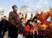 Macau (China), 28/01/2020.- People wearing protective masks in Macao, China, 28 January 2020. As a result of coronavirus, visitors to Macao had a drop of almost 70 per cent in entries, relative to last year"s. As a result, the territory"s landmark streets and tourist areas are almost empty, as one would expect in this festive season, and the vast majority protect themselves with masks. EFE/EPA/CARMO CORREIA CHINA HEALTH MACAO CORONAVIRUS EPIDEMIC