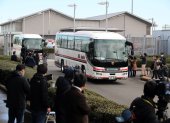 TOKIO. Los autobuses con los japoneses repatriados desde Wuhan, dejan el aeropuerto de la capital japonesa, trasladando a cerca de 200 personas.