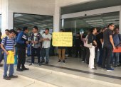 Plantón. Alumnos y familiares se concentran en estos días en los bajos del edificio donde funciona la oficina local de la Senescyt.