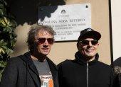Los dos integrantes fundadores de la banda, "Zeta" y "Charly Alberti", delante de una placa en la casa donde se formó la banda en Buenos Aires.