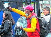 Quito. Un comerciante aprovecha la situación para vender mascarillas al exterior del hospital Eugenio Espejo.