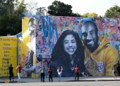 Murales en los exteriores del Staples Center también fueron un lugar para recordar a Mamba.