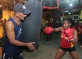 Optimismo. Daniela Camacho (d) entrena fuerte con el profesor Álvarez.  Su sueño es ser campeona nacional.