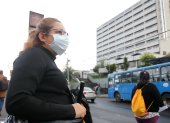 En los exteriores del hospital Eugenio Espejo, en Quito, las personas utilizan mascarillas.