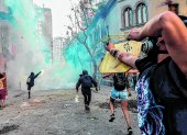 Radicales. La llamada “primera línea” de las protestas está integrada por jóvenes extremistas provistos de escudos, máscaras, piedras, gasolina...
