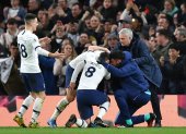 Mourinho, técnico de Tottenham, festeja uno de los tantos de los Spurs.