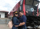 Arturo aprovechó el paseo en tren para pedirle la  mano a su novia Jennifer.