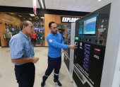 Soporte. Durante tres meses a partir de ahora, en el centro comercial habrá personal que ayudará a los clientes a relacionarse con el proceso.