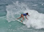 Destreza. La surfista muestra su habilidad sobre las olas