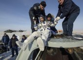 Dzhezkazgan. El astronauta siciliano, deja la cápsula para pisar tierra 200 días después de haber viajado al espacio.
