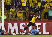 Fidel Martínez festeja uno de sus dos goles en el Monumental

 FBL-LIBERTADORES-BARCELONA-CRISTAL