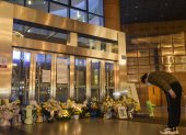 Wuhan (China), 07/02/2020.- A citizen bows in front of a makeshift memorial, to pay tribute to Dr. Li Wenliang at Li"s hospital in Wuhan in central China"s Hubei province, 07 February 2020. Li, regarded a whistleblower on the pneumonia outbreak, died of the novel coronavirus on late 07 February. Li was one of the first to raise concerns about the coronavirus outbreak in Wuhan, before contracting the infection himself. The virus has killed so far at least 638 people and over 31,000 others were confirmed infected, mostly in China. EFE/EPA/SHI ZHI CHINA OUT CHINA HEALTH CORONAVIRUS LI WENLIANG MOURNING