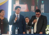 Johnny Terán (i) es el vicealcalde de Babahoyo. En la imagen, el momento de su posesión. Lo hace el alcalde Carlos German.