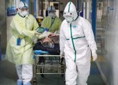 Wuhan (China), 06/02/2020.- Medical staff move a 2019-nCoV patient into the isolation ward in a hospital in Wuhan, Hubei province, China, 06 February 2020 (issued 08 Ferbuary 2020). The nation is pulling medical resources from around the country to help the province, badly hit by the novel coronavirus outbreak. EFE/EPA/YUAN ZHENG CHINA OUT CHINA HEALTH TREATMENT CORONAVIRUS