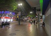 La 9 de Octubre. A las 20:00 está cerrado hasta el parque Centenario, además de las tiendas. En ciertas cuadras hay locales de comida, oasis de vida en una avenida que duerme temprano.
