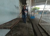 Bancos podridos, bases metálicas oxidadas y grafitis se observan en todo el complejo deportivo.