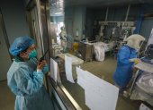 WUHAN.- La atención en el Jinyintan Hospital, de esta ciudad, concentra a un gran número de personas contagiadas con el virus.