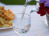 Beber agua es fundamental para el buen funcionamiento del cuerpo.