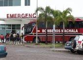 Hinchas de Barcelona que resultaron heridos en accidente en Máncora, llegaron a Guayaquil en una ambulancia de los Bomberos de Machala.