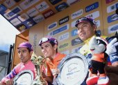 Jonathan Caicedo (d) en el podio del Tour Colombia junto a sus compañeros del EF Pro Cycling, Daniel Martínez y Sergio Higuita (c).