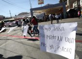 Habitantes de la comunidad de Tulyehualco, en Ciudad de México, tendieron un cordón con frases de apoyo a los familiares de Fátima, hallada sin vida cerca del lugar, este lunes en México.