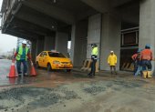 Construcciones. Trabajadores bajo la plataforma de la aerovía en la avenida Quito ayer en la mañana.