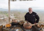 Fogón. El chef Walter Staib junto a un fogón ancestral, sobre el cual están las ollas de barro utilizadas por las antiguas culturas.
