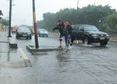 La lluvia de más de 6 horas que cayó ayer en Guayaquil provocó agua estancada en varios barrios, como se observa en la foto.