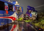 Un bus y un tráiler chocaron en la vía Guayaquil - Naranjal en la madrugada del sábado.