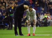 Zinedine Zidane conversa con Eden Hazard. El jugador salió lesionado y es duda para la Champions.