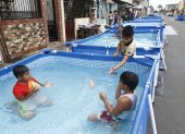 Calles. Las calles del suburbio porteño están repletas de piscinas plásticas.