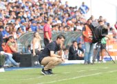 Juan Rescalvo, asistenté técnico millonario, se lamenta en el cotejo frente al City.