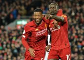 Sadio Mané (d) celebra su gol frente al West Ham en Anfield