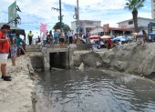 Desfogue. A mediodía, con la playa llena de turistas, se abrió la alcantarilla.