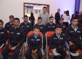 Richard Carapaz junto a los niños que conforman el primer grupo de su club de ciclismo,
