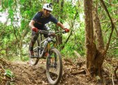 Un ciclista recorre el bosque protector Cerro Blanco