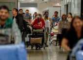SAO PAULO. Pasajeros usan máscaras como precaución contra la propagación del nuevo coronavirus COVID-19 durante su llegada, hoyjueves, al Aeropuerto Internacional de esta ciudad.